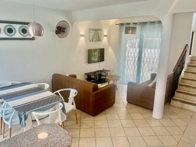 Montagu Apt14 *