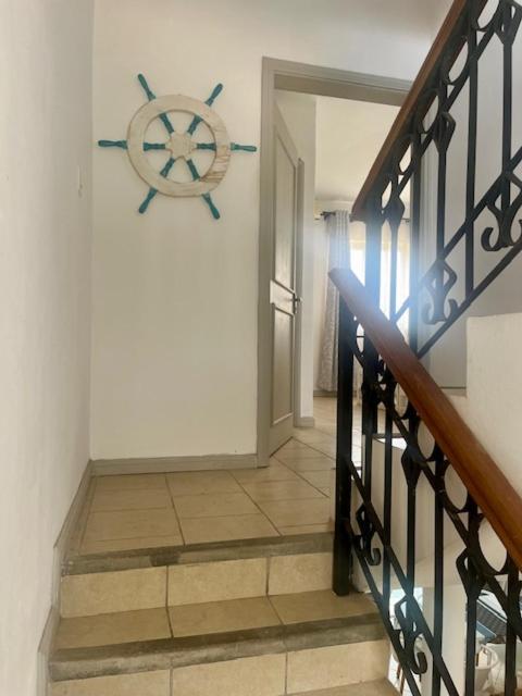Montagu Apt14